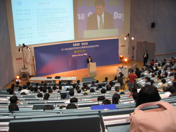 中心赴歐洲引進留學人才、技術項目工作團載譽歸來（12.4)1