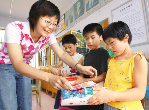 留學生海外獲捐款回國送給希望工程1