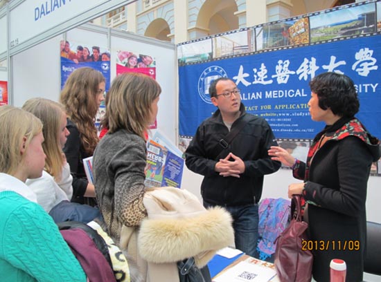圖片新聞：留學中國教育展代表團訪問英國并參加2013莫斯科國際教育展9