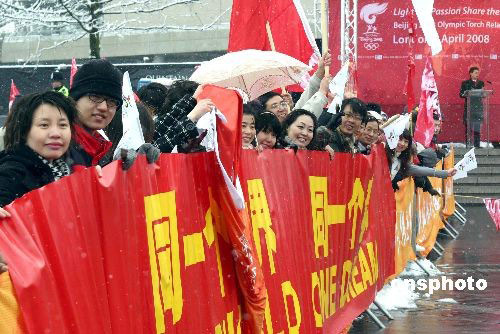 中國留學生倫敦助陣奧運圣火傳遞(4.8)2