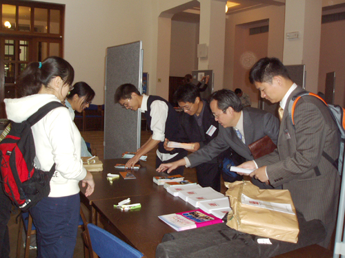 留捷中國學生積極參加留學中國教育展(12.13)2