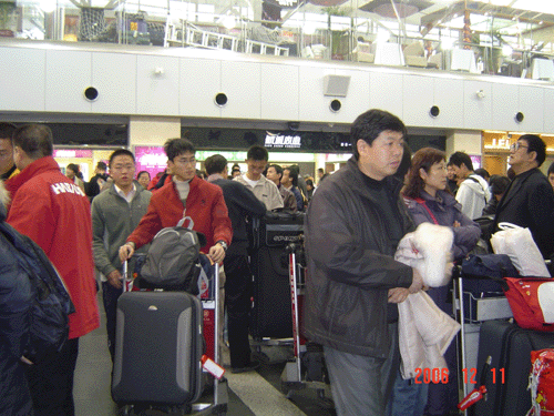 2006年新加坡獎學金項目第一批學生順利派出(12.11)1