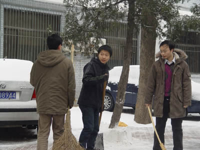 我中心組織員工參加清理積雪活動3