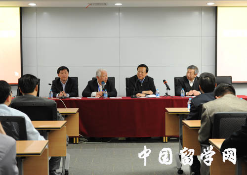 郝平副部長來中心宣布教育部決定1