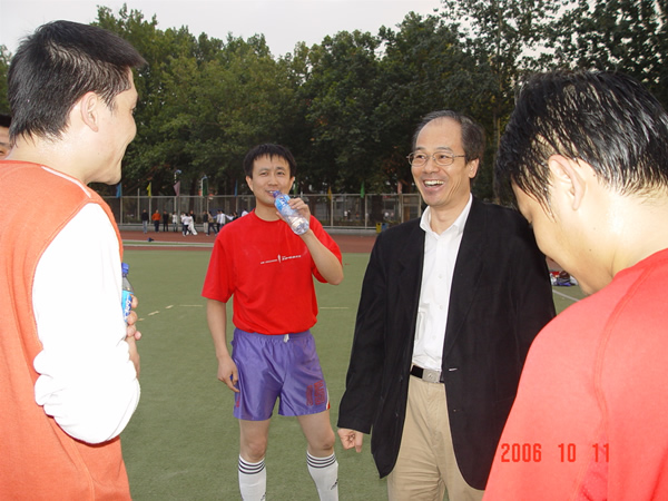 教育部留學服務中心足球隊獲“華遠杯”足球聯賽冠軍(10.12)3