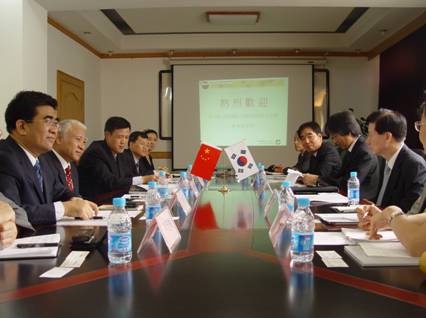 中心領導會見韓國國立國際教育院一行1