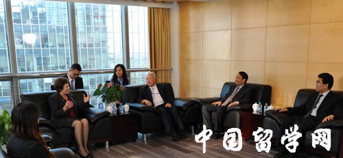 白章德主任和鞏萬副主任會見英國蘇格蘭學歷管理委員會總裁一行1