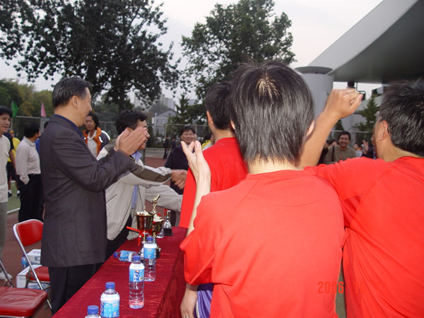 教育部留學服務中心足球隊獲“華遠杯”足球聯賽冠軍(10.12)5