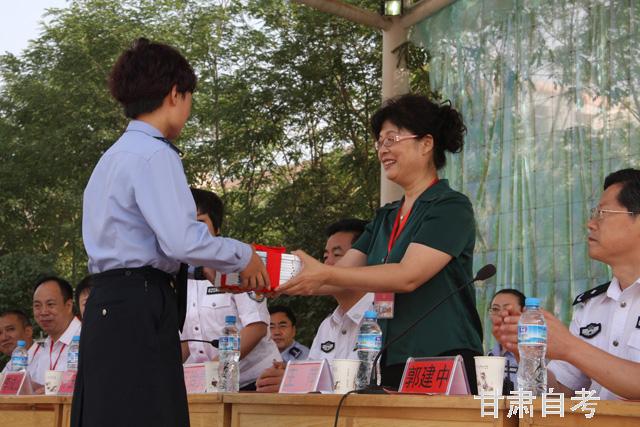 甘肅自考辦向兩所監獄捐贈自考教材2