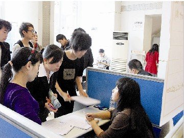 大學生畢業進行時 考試就業受追捧1
