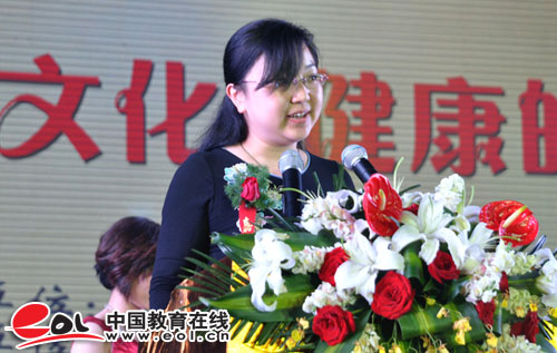 “全國優秀自考生”李姚迪同學為大會致辭1