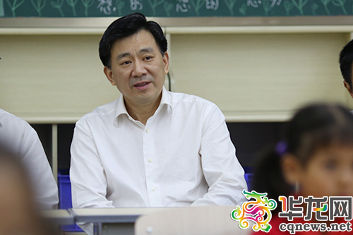重慶：學禮儀領“存折” 同學們的開學第一課各不同重慶：學禮儀領“存折” 同學們的開學第一課各不同1