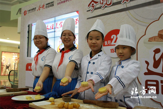喜迎中秋 天津小學生做月餅感受傳統文化喜迎中秋 天津小學生做月餅感受傳統文化2