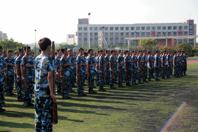 吉林大學珠海學院2014級新生軍訓順利開展4