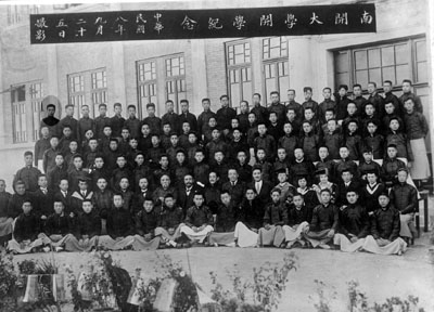 紀念周恩來逝世33周年 330枝菊花敬獻總理像3