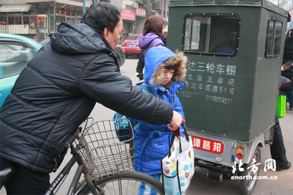 直擊：天津開學第一天 家長比孩子還忙(圖)3