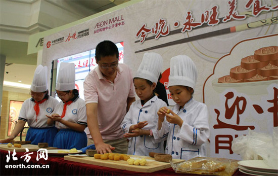 喜迎中秋 天津小學生做月餅感受傳統文化喜迎中秋 天津小學生做月餅感受傳統文化1