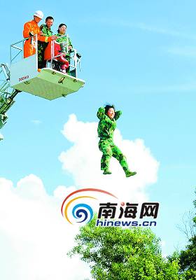 海南大學新生演練自救逃生 從20米高空跳下1