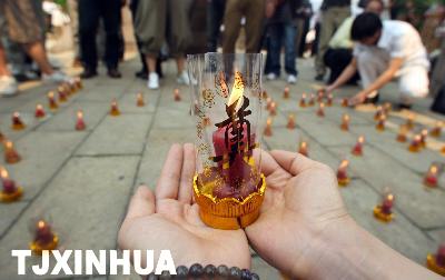 國旗半垂 笛聲長鳴 天津為地震遇難同胞默哀3