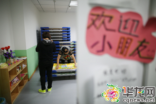 重慶：學禮儀領“存折” 同學們的開學第一課各不同重慶：學禮儀領“存折” 同學們的開學第一課各不同3