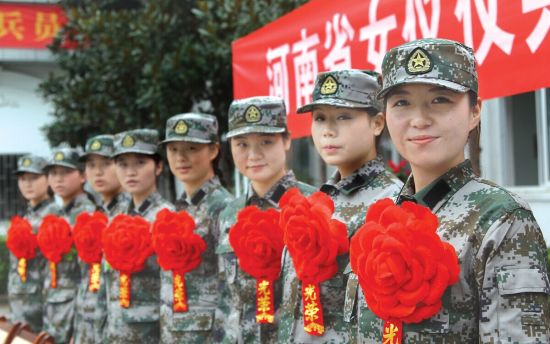 河南8名女大學生入選女儀仗兵(圖)1