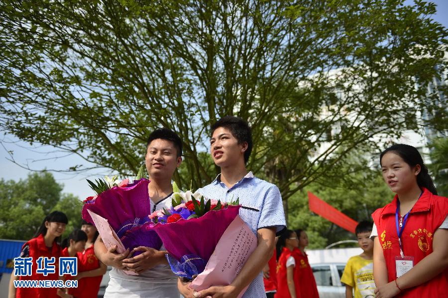 “奪刀少年”獲助學金將赴大學校園1