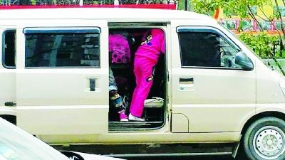 光谷一小“臨時校車”上下學忙穿梭 存安全隱患1