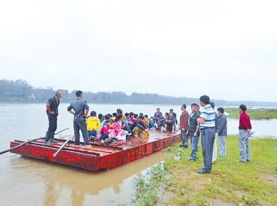信陽普降大雨學生被困 學校擺渡送學生回家1