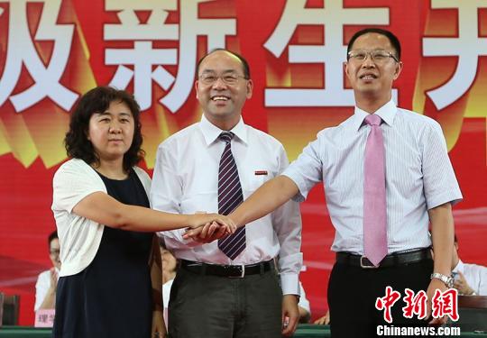 中國藥科大學開學第一課 校長與新生“侃”電視1