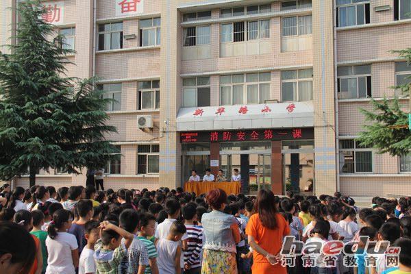 平頂山市新華路小學上好“消防安全第一課”4