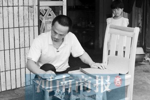 駐馬店一按摩師成河南高考史上首位盲人考生駐馬店一按摩師成河南高考史上首位盲人考生1