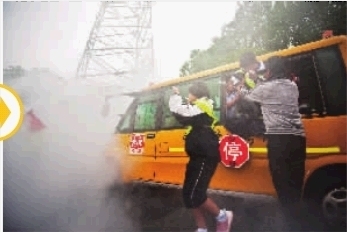 教你兩分鐘砸校車逃生教你兩分鐘砸校車逃生教你兩分鐘砸校車逃生2