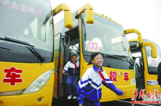 長沙校車新規 家長擔心孩子無車可坐長沙校車新規 家長擔心孩子無車可坐1