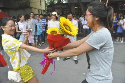 高考落下帷幕 挺過高考，青春萬歲！組圖3