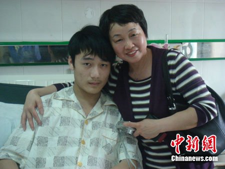 湖南教育部門官員赴桂林看望見義勇為受傷高中生1