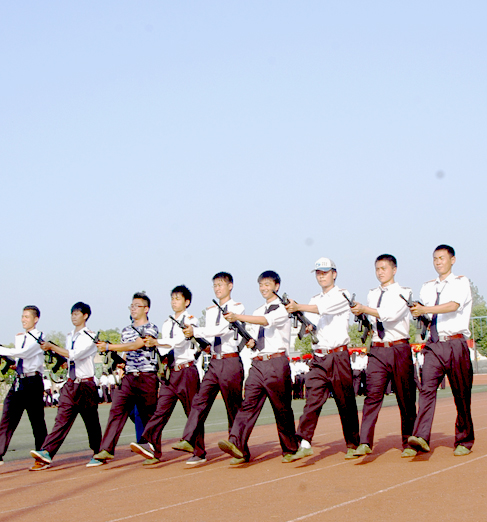 武昌理工學院：軍訓持槍方陣受熱捧武昌理工學院：軍訓持槍方陣受熱捧1