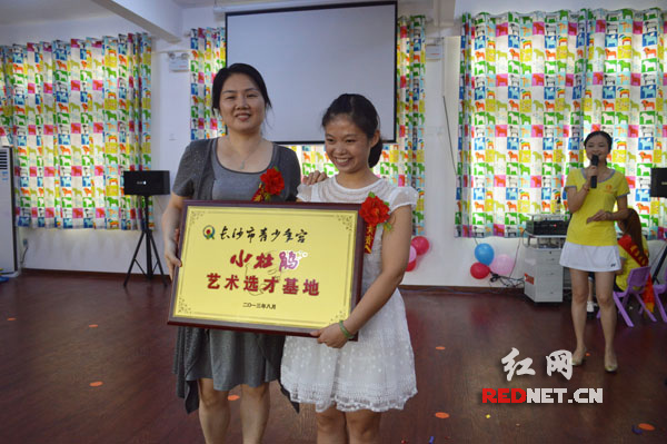 長沙首家民辦幼兒園掛牌“小杜鵑藝選基地”長沙首家民辦幼兒園掛牌“小杜鵑藝選基地”1