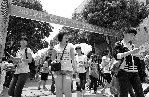 江蘇選聘大學生村官考題：如何解決菜賤傷農江蘇選聘大學生村官考題：如何解決菜賤傷農1