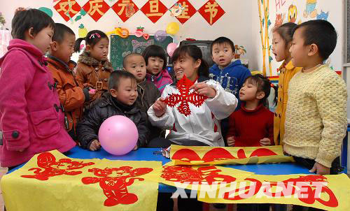 山西臨汾志愿者和農民工子弟快樂迎新年（組圖）1
