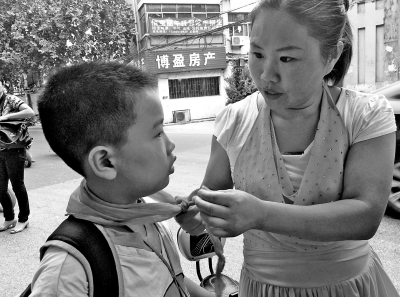 鄭州市區幼兒園、中小學開學首日 各種忙亂1