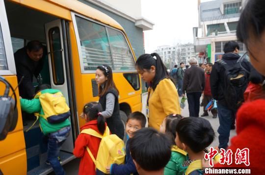 宜昌幼兒園“喂藥”續：教育部門代管幼兒園1