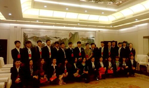西安培華學院學子參加“公民代表走進省政府”活動2