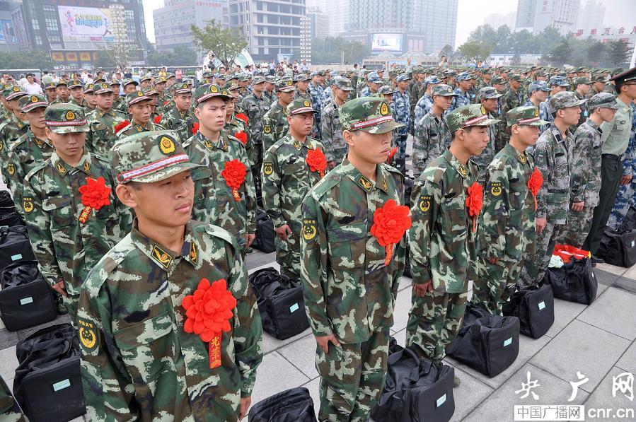 河北邯鄲入伍新兵啟程赴軍營1