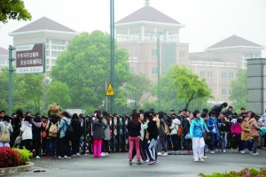 江蘇學生集體翻門去上課 稱因學校關閉校門不愿繞道江蘇學生集體翻門去上課 稱因學校關閉校門不愿繞道1