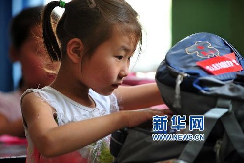 四川成都中小學設“綠色通道”防學生因災輟學1