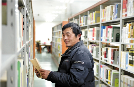 53歲保潔員成浙財校園學霸叔 每晚泡圖書館借閱室53歲保潔員成浙財校園學霸叔 每晚泡圖書館借閱室1