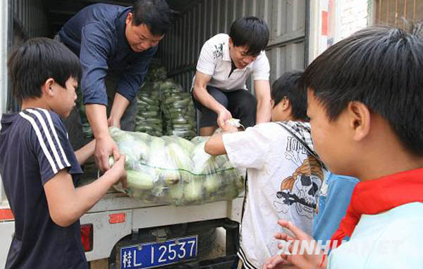 廣西百色“愛心蔬菜”送到旱區學校3