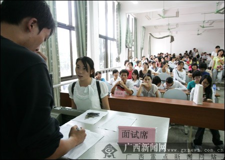 廣西大學生踴躍應征東盟博覽會志愿者1
