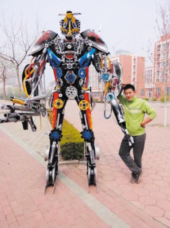 大學生廢品站淘“寶”造出高大“機器人”1