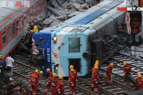 湖南郴州火車相撞事故 重大事故問責制有待加強1